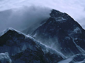 Wind plume off summit of Everest (photo ExplorersWeb)