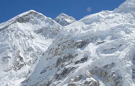 A glimpse of Everest on our way to Lobuche