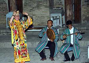 Music and dancing entertainment during our meal in an ancient courtyard