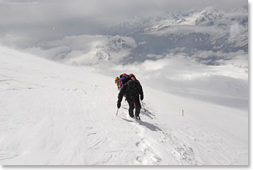 The cloudy climb to Pashtukov Rocks
