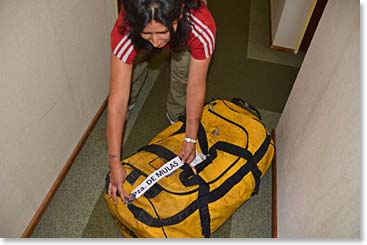 Back at the hotel, Maria prepares the bags for the mules.