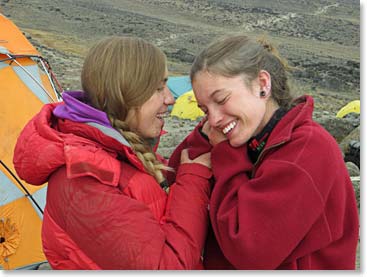 Stephanie and Pascale deal with an earring malfunction