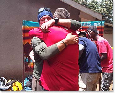 Abraço com emoção (Hug with emotion)