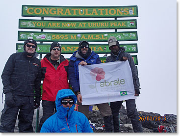 Dr. Daniel Tabak com a bandeira da Abrale no topo do Kilimanjaro (Dr.Daniel Tabak with the Abrale  flag on the summit of Kilimanjaro)