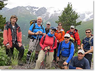Soon we had climbed 400 meters, the rain was not bad, the walk itself was beautiful. 