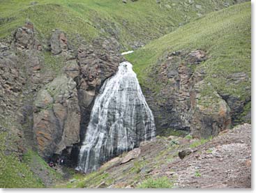 This alluring waterfall seemed to be a good place to take our lunch.