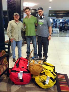Alex, Gabriel e Wally no lobby do hotel (Alex and Gabriel meet Wally with all their gear in the lobby)