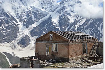 On the way down we passed this abandoned building in a spectacular location