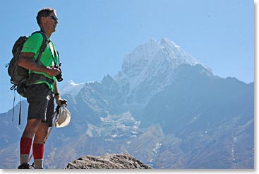 Scott surveying the view with Thamserku behind